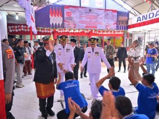 Wako Zulmaeta bersama Wawako Elzadaswarman dan Ketua DPRD Wirman Putra menyaksikan penampilan sosiodrama perjuangan kemerdekaan oleh anak binaan dalam rangka HUT ke-80 RI.