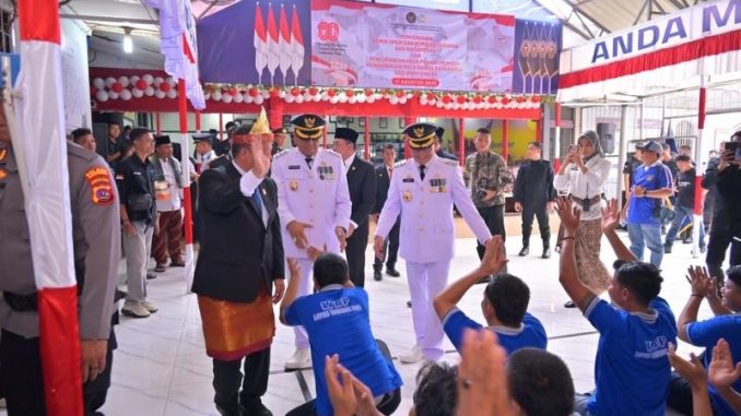 Wako Zulmaeta bersama Wawako Elzadaswarman dan Ketua DPRD Wirman Putra menyaksikan penampilan sosiodrama perjuangan kemerdekaan oleh anak binaan dalam rangka HUT ke-80 RI.