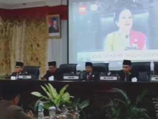 Wali Kota Bukittinggi Ramlan Nurmatias bersama Ketua DPRD Syaiful Efendi, Forkopimda, dan jajaran Pemko saat mengikuti Sidang Tahunan MPR RI.