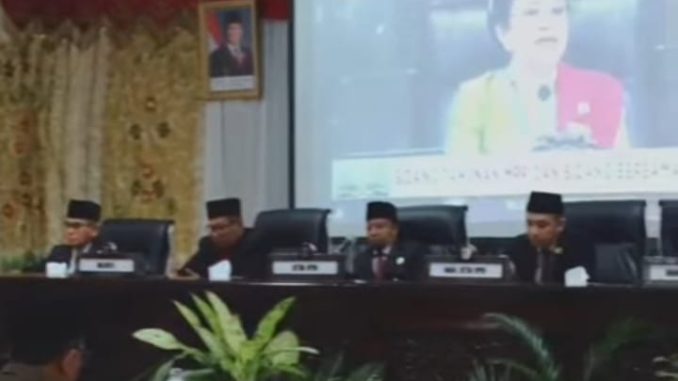 Wali Kota Bukittinggi Ramlan Nurmatias bersama Ketua DPRD Syaiful Efendi, Forkopimda, dan jajaran Pemko saat mengikuti Sidang Tahunan MPR RI.