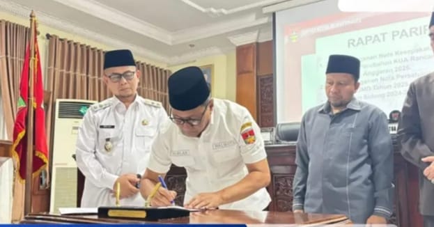 Wali Kota Bukittinggi Ramlan Nurmatias bersama pimpinan DPRD menandatangani Nota Kesepakatan Perubahan KUA-PPAS 2025 dan pengesahan Perda RPJMD 2025–2029 dalam Rapat Paripurna DPRD.