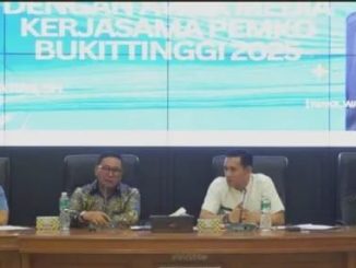 Wali Kota Bukittinggi, Ramlan Nurmatias, saat memberikan arahan pada pertemuan silaturahmi dengan 69 awak media yang menjalin kerja sama strategis dengan Pemko Bukittinggi tahun 2025.