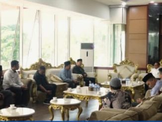 Wali Kota Bukittinggi, Ramlan Nurmatias, saat menerima audiensi dari niniak mamak, tokoh masyarakat, dan panitia pembangunan Masjid Tablighiyah Garegeh.