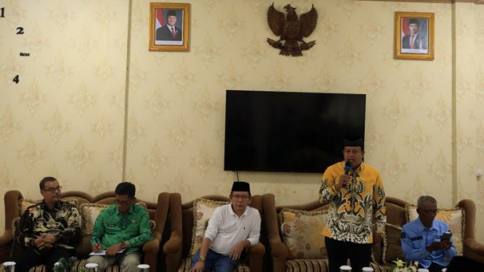 Wali Kota Payakumbuh Zulmaeta berdiskusi bersama jajaran pengurus DPD LPM se-Kota Payakumbuh dalam audiensi yang digelar di Pendopo Rumah Dinas Wali Kota.