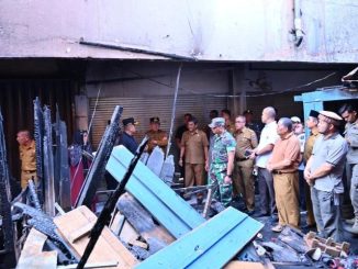 Wali Kota Payakumbuh Zulmaeta bersama Wakil Wali Kota Elzadaswarman dan Forkopimda meninjau lokasi calon relokasi sementara bagi pedagang terdampak kebakaran di Pasar Payakumbuh Blok Barat.