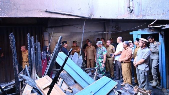 Wali Kota Payakumbuh Zulmaeta bersama Wakil Wali Kota Elzadaswarman dan Forkopimda meninjau lokasi calon relokasi sementara bagi pedagang terdampak kebakaran di Pasar Payakumbuh Blok Barat.