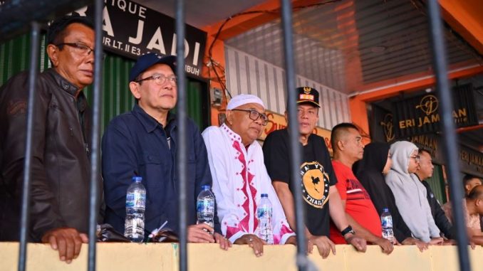 Wali Kota Payakumbuh Zulmaeta bersama Wakil Wali Kota dan unsur Forkopimda meninjau lokasi kebakaran besar di Pusat Pertokoan Pasar Payakumbuh Blok Barat.
