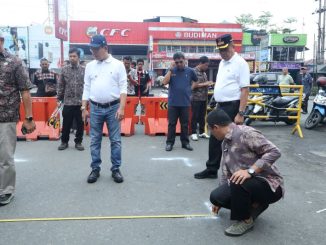 Wali Kota Payakumbuh Zulmaeta bersama jajaran meninjau lokasi relokasi pedagang korban kebakaran Pasar Payakumbuh.