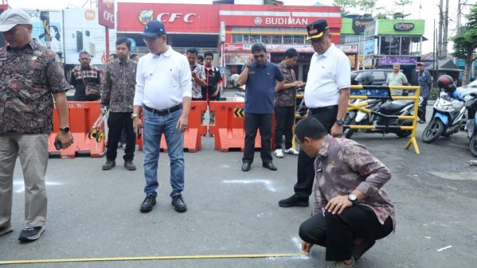 Wali Kota Payakumbuh Zulmaeta bersama jajaran meninjau lokasi relokasi pedagang korban kebakaran Pasar Payakumbuh.