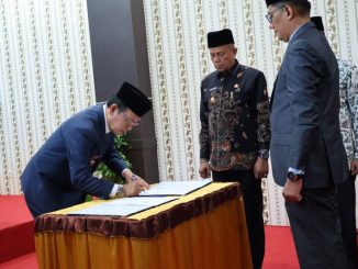 Wali Kota Payakumbuh Zulmaeta mengambil sumpah jabatan 14 pejabat tinggi pratama dalam acara pelantikan perdana masa kepemimpinannya.