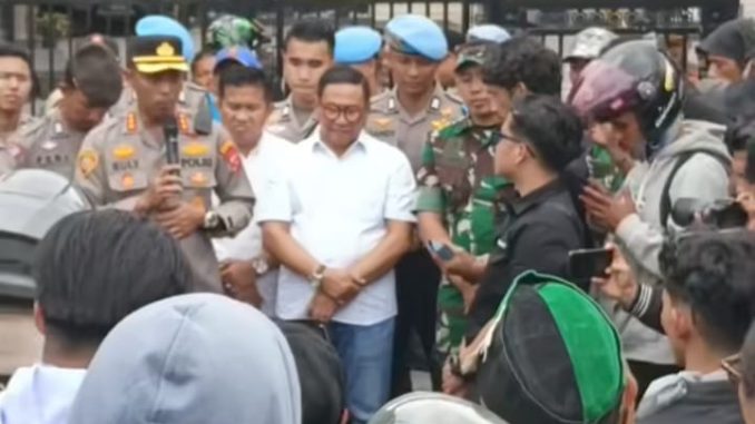 Walikota Ramlan Nurmatias ikut menyaksikan dan menerima aspirasi masa aksi damai solidaritas mahasiswa dan driver ojol Bukittinggi di depan Mapolres Bukittinggi.