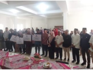 128 mustahil di Kota Bukittinggi Terima Zakat dari Baznas yang diserahkan Pemko bersama Baznas di aula kantor Baznas Bukittinggi.