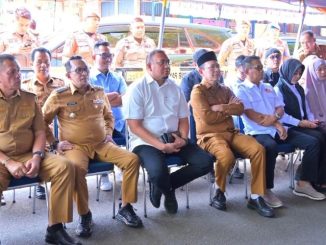 Anggota DPR RI Andre Rosiade bersama Staf Khusus Menteri ATRBPN Rezka Oktoberia meninjau lokasi kebakaran Pasar Blok Barat Payakumbuh.