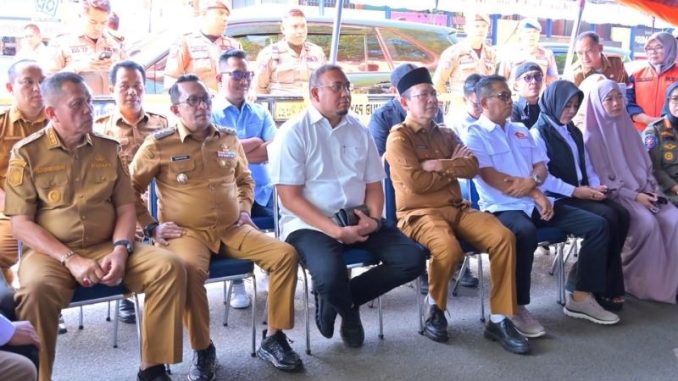 Anggota DPR RI Andre Rosiade bersama Staf Khusus Menteri ATRBPN Rezka Oktoberia meninjau lokasi kebakaran Pasar Blok Barat Payakumbuh.