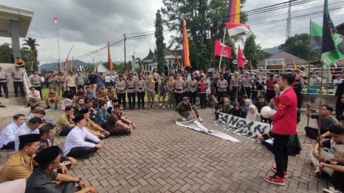 Bupati Pasaman dan Forkopimda saat mendengarkan aspirasi mahasiswa GMNI dan HMI.
