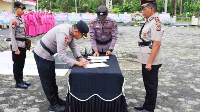 Kapolres Sawahlunto Menandatangani Berita Acara Serah Terima Jabatan dan Pakta Integritas kepada AKP Marwan.