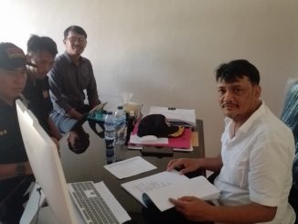 Ketua DPC AWI Kepulauan Mentawai, Faisal Ryanggie Fermana, didampingi Sekretaris Anjar Suryono dan Bendahara Ilsadul Ilbat, menyerahkan laporan resmi kepada Kepala Kesbangpol.