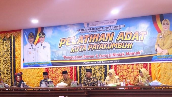 Ketua DPRD Payakumbuh Wirman Putra pada pembukaan pelatihan adat di ruangan perpustakaan umum Daerah Payakumbuh, Senin (8/9).