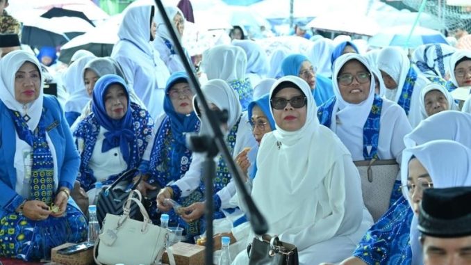 Wakil Ketua DPRD Kota Payakumbuh Erlindawati memberikan sambutan dalam acara Dakwah Wisata yang digelar oleh Badan Kontak Majelis Taklim (BKMT) Sumatera Barat.