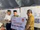 Wako Bukittinggi Ramlan Nurmatias serahkan bantuan pemko Bukittinggi untuk penangan korban bencana kebakaran pusat pertokoan Pasar Payakumbuh yang diterima Wako Payakumbuh Zulmaeta.