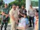 Wako Ramlan saat menyerahkan perlengkapan sekolah gratis untuk 1.846 Siswa SD se Bukittinggi.