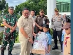 Wako Ramlan saat menyerahkan perlengkapan sekolah gratis untuk 1.846 Siswa SD se Bukittinggi.