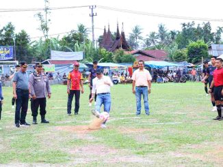 Wako Zulmaeta menendang bola pertama sebagai simbol dibukanya Turnamen Sepak Bola Wali Kota Cup IX 2025.