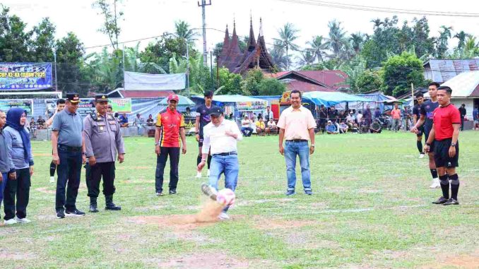 Wako Zulmaeta menendang bola pertama sebagai simbol dibukanya Turnamen Sepak Bola Wali Kota Cup IX 2025.