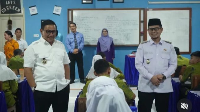 Wali Kota Ramlan Nurmatias bersama Wakil Wali Kota Ibnu Asis meninjau pelaksanaan Program Makan Bergizi Gratis (MBG) di SMPN 3 Bukittinggi.