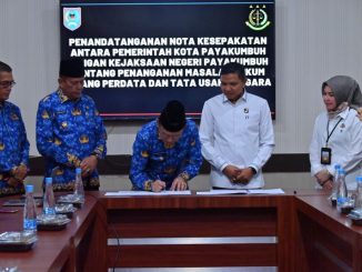 Walikota Payakumbuh dan Kepala Kejaksaan Negeri Payakumbuh Ulil Azmi menandatangani nota kesepakatan kerja sama di bidang hukum perdata dan tata usaha negara.