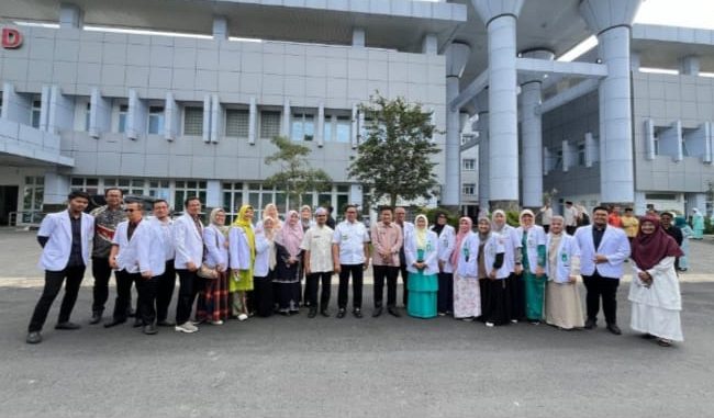 Walikota Ramlan Nurmatias memimpin apel pagi bersama jajaran RSUD Bukittinggi sekaligus memberikan arahan terkait peningkatan layanan dan rencana penamaan resmi RSUD.