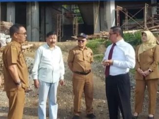 Walikota Ramlan Nurmatias saat meninjau progres pembangunan SDN 08 Campago Ipuah yang sempat terbakar pada 2019 dan mangkrak selama tiga tahun.
