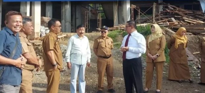 Walikota Ramlan Nurmatias saat meninjau progres pembangunan SDN 08 Campago Ipuah yang sempat terbakar pada 2019 dan mangkrak selama tiga tahun.