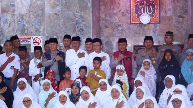 Walikota Zulmaeta, Wawako Elzadaswarman, dan Kapolda Sumbar Irjen Pol Gatot Tri Suyanta mengikuti Gerakan Subuh Berjamaah di Masjid Baiturrahim.
