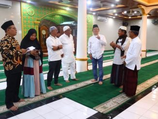 Walikota Zulmaeta bersama Wawako Elzadaswarman dan Sekda Rida Ananda berdialog dengan masyarakat usai salat Subuh berjamaah di Masjid An-Nur.