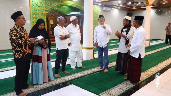 Walikota Zulmaeta bersama Wawako Elzadaswarman dan Sekda Rida Ananda berdialog dengan masyarakat usai salat Subuh berjamaah di Masjid An-Nur.