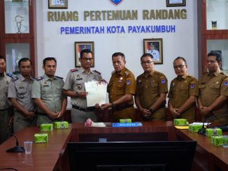 Wawako Elzadaswarman bersama Kepala BPN Hardi Yuhendri dan jajaran OPD saat rapat penyerahan sertifikasi aset serta pematangan Rencana Aksi Pengelolaan Kawasan Batang Agam.