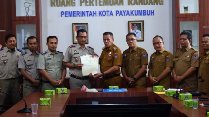 Wawako Elzadaswarman bersama Kepala BPN Hardi Yuhendri dan jajaran OPD saat rapat penyerahan sertifikasi aset serta pematangan Rencana Aksi Pengelolaan Kawasan Batang Agam.