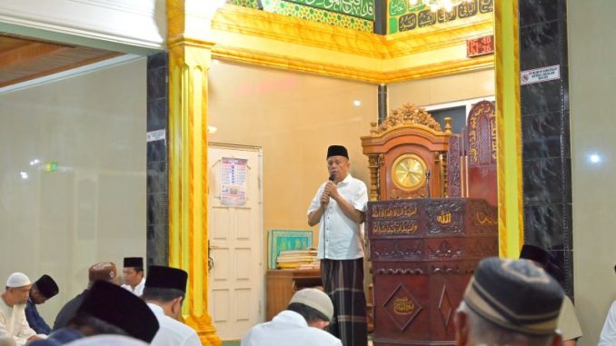 Wawako Payakumbuh bersama jajaran Pemko dan tokoh masyarakat melaksanakan salat subuh berjamaah di Masjid Nurul Falah.