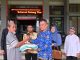 Anggota Komisi XIII DPR RI, Arisal Aziz menyerahkan bantuan beras kepada pedagang korban kebakaran Pasar Payakumbuh.