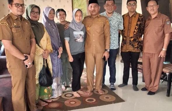Bupati Safni Sikumbang menemui Zahira untuk memberikan dukungan moral dan memastikan pendampingan bagi pelajar berprestasi tersebut yang ibunya terancam dideportasi.