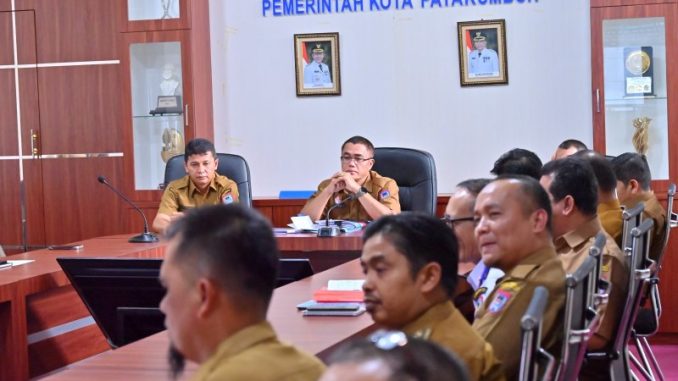 Kadis PUPR Kota Payakumbuh meninjau progres pembangunan kios relokasi bagi pedagang yang terdampak kebakaran.