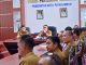 Kadis PUPR Kota Payakumbuh meninjau progres pembangunan kios relokasi bagi pedagang yang terdampak kebakaran.