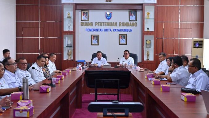 Kepala BNN Provinsi Sumatera Barat saat menyerahkan apresiasi kepada Pemko Payakumbuh atas komitmennya dalam upaya pencegahan dan pemberantasan penyalahgunaan narkoba.