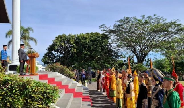 Upacara peringatan hari Sumpah Pemuda 2025 yang digelar Pemko Bukittinggi di halaman Balai kota, dengan inspektur upacara Wako Ramlan Nurmatias.