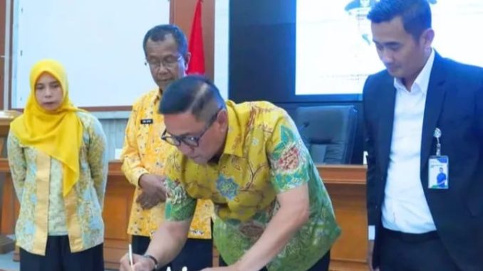 Wako Bukittinggi tanda tangani adendum nota kesepakatan program JKN dengan BPJS Kesehatan, di Aula Balaikota, Kamis, (16/10).
