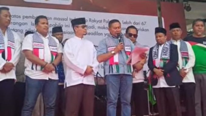 Wako Ramlan Nurmatias bersama Wawako Ibnu Asis, pimpin Aksi kemanusian Bukittinggi bergerak untuk kemerdekaan Palestina di lapangan Kantin, Sabtu (18/10).