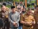 Wako Ramlan Nurmatias menyerahkan secara simbolis buku tabungan dan Kartu Keluarga Sejahtera (KKS) kepada Keluarga Penerima Manfaat dalam kegiatan launching pendistribusian bansos.