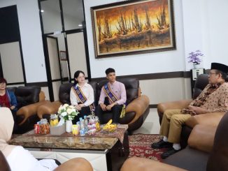 Wako Zulmaeta bersama dua finalis Duta GenRe Payakumbuh saat pelepasan menuju ajang Duta GenRe Provinsi Sumatera Barat 2025.