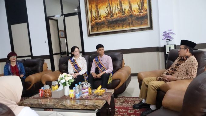 Wako Zulmaeta bersama dua finalis Duta GenRe Payakumbuh saat pelepasan menuju ajang Duta GenRe Provinsi Sumatera Barat 2025.